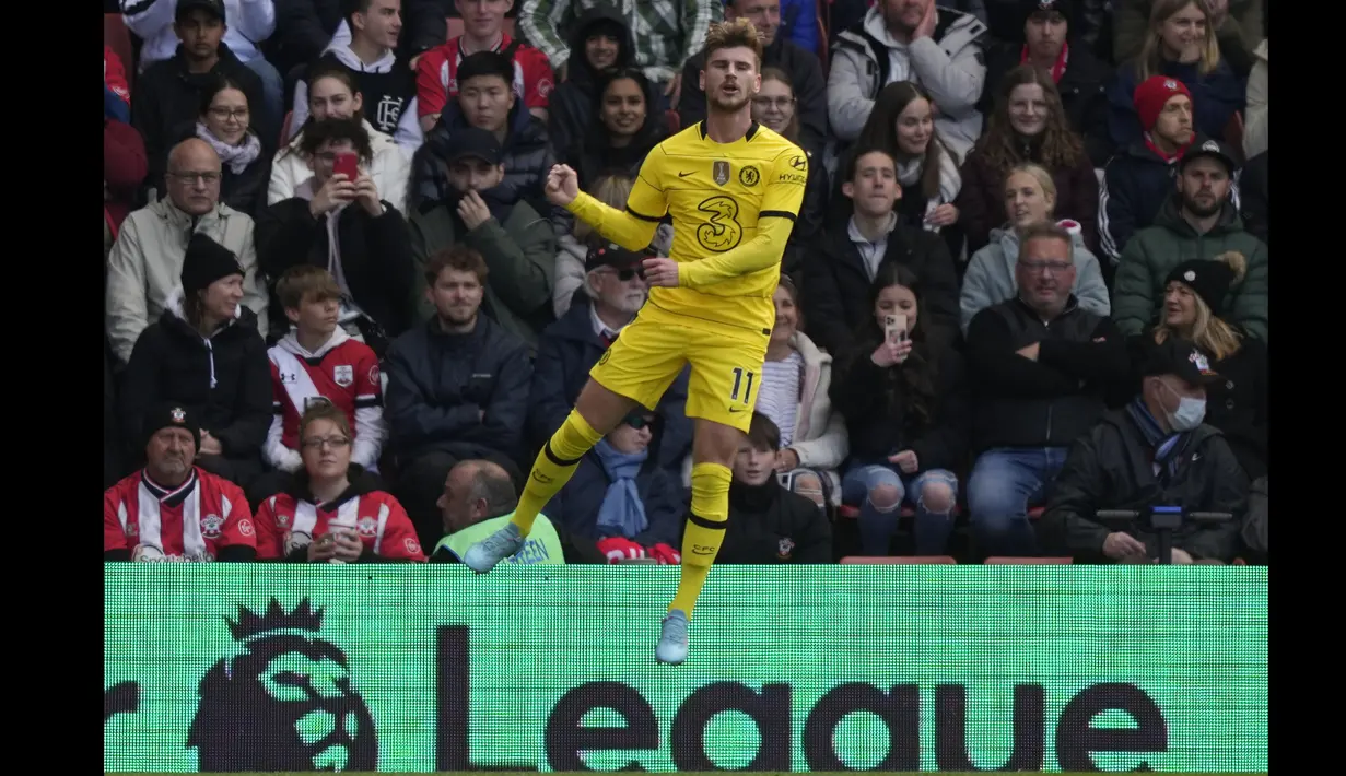 Gol ketiga Chelsea lahir dari kaki Timo Werner. Lewat pergerakannya, Werner berhasil melewati Forster sebelum melesatkan bola ke gawang Southampton. (AP/Frank Augstein)