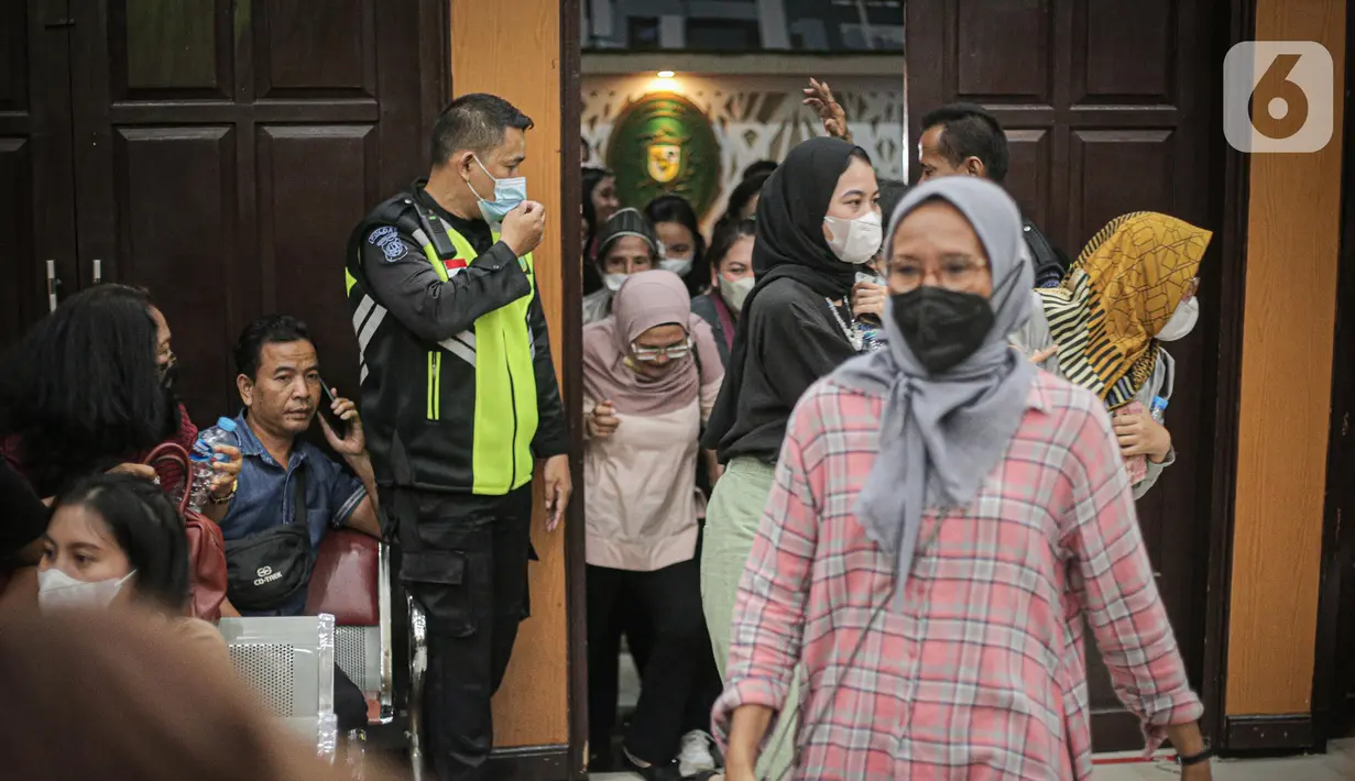 Sejumlah wanita pendukung Richard Eliezer berebut masuk ruang sidang Pengadilan Negeri Jakarta Selatan, Rabu (25/1/2023). Sebelumnya, jaksa menuntut Richard Eliezer atau Bharada E dengan hukuman 12 tahun penjara. (Liputan6.com/Faizal Fanani)