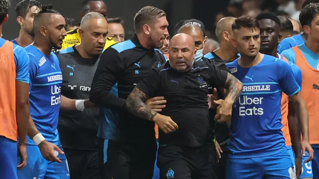 Foto: Rusuh Suporter dengan Pemain, Laga Nice Melawan Marseille di Liga Prancis Dihentikan di Menit ke-77