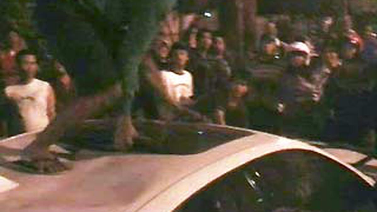 Ugal-ugalan, BMW Dirusak Warga - News Liputan6.com