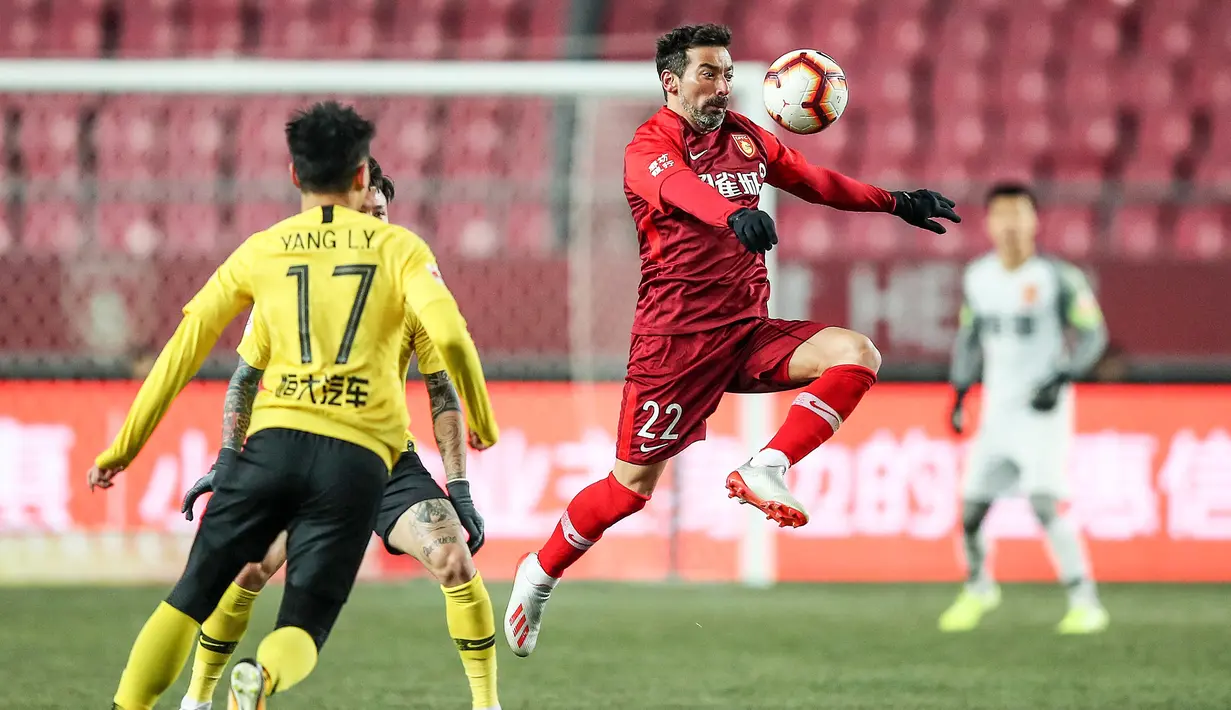 Ezequiel Lavezzi yang telah pensiun pada Januari 2020 bersama klub Liga Super China, Hebei China Fortune tercatat pernah berseragam PSG selama 3,5 musim mulai 2012/2013 hingga tengah musim 2015/2016. Hebei China Fortune yang mendatangkannya pada Februari 2016 dengan nilai transfer 5,5 juta euro atau kini setara Rp90 miliar, yang lantas menjadi klub terakhirnya hingga memutuskan pensiun. (AFP/STR)