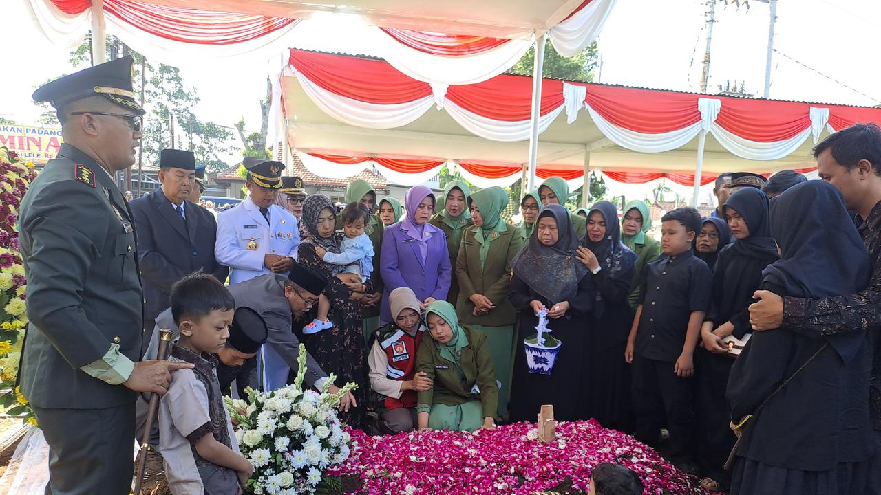 Tembakan Salvo Iringi Suasana Haru Pemakaman Kopda Farizal di TMP Giripeni Kulon Progo