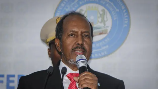Hassan Sheikh Mohamud berbicara setelah menang pemilu di kamp militer Halane di Mogadishu, Somalia, Minggu, 15 Mei 2022. (AP Photo/Farah Abdi Warsameh)