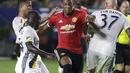 Pemain Manchester United, Anthony Martial melewati adangan para pemain LA Galaxy pada laga persahabatan di StubHub Center, California, Sabtu (15/7/2017). MU menang 5-2. (AP/Jae C. Hong)