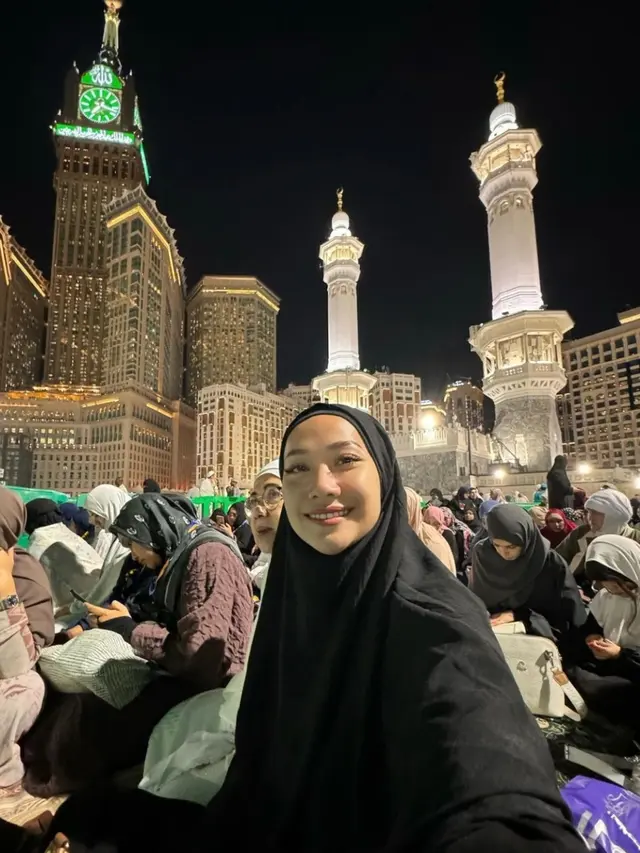 Gaya Hijab Bunga Citra Lestari