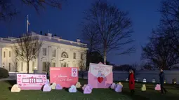Ibu negara Jill Biden melanjutkan tradisi membuat pajangan kartu Valentine di halaman depan Gedung Putih. (Jim WATSON/AFP)
