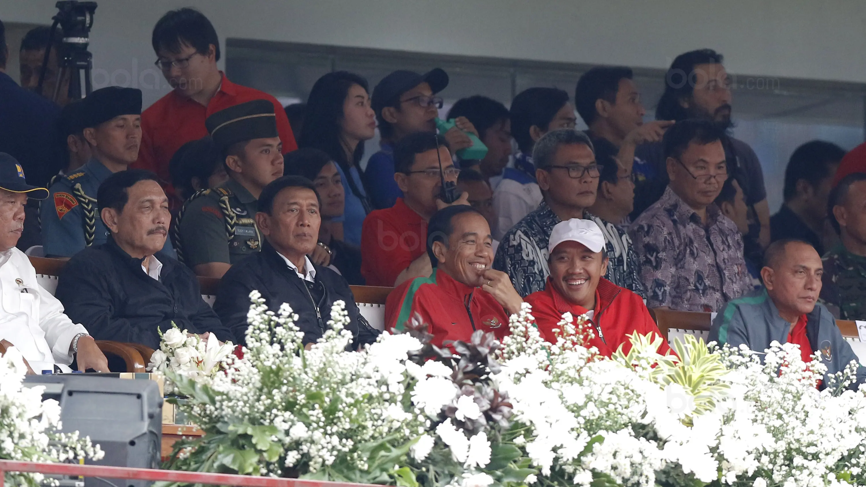 Presiden Indonesia, Joko Widodo, menyaksikan laga antara Persib melawan Sriwijaya FC pada laga Piala Presiden di Stadion GBLA, Bandung, Selasa (16/1/2018). Persib menang 1-0 atas Sriwijaya FC. (Bola.com/M Iqbal Ichsan)