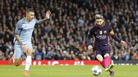 Striker Barcelona Lionel Messi saat mencetak gol ke gawang Manchester City (Reuters / Darren Staples)