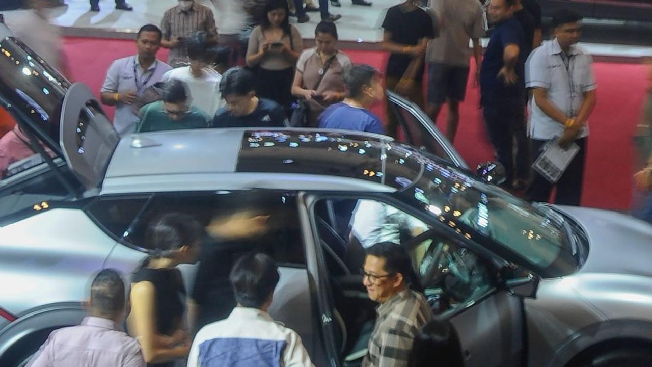 Suasana GIIAS 2023 yang dipadati pengunjung pada hari kedua, Jumat (11/8/2023).