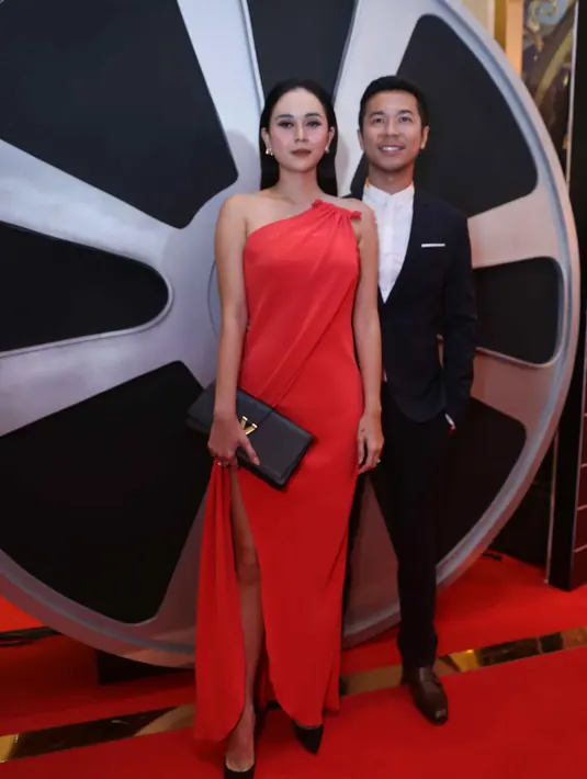 Saat menghadiri acara Indonesian Movie Actors Awards 2017 Kamis (18/5) malam, Aura menggandeng seorang pria bernama Sandy Thema. Menurut Aura, pria tersebut merupakan salah satu teman baiknya. (Nurwahyunan/Bintang.com)