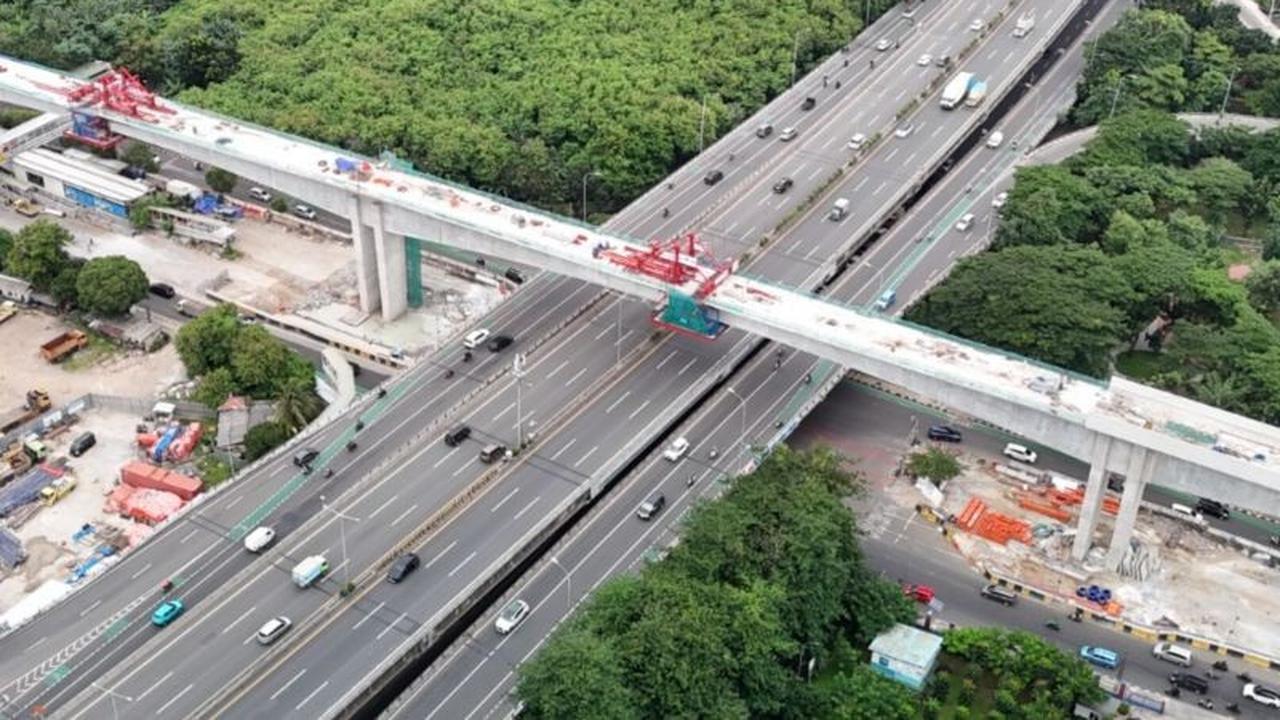 Perlintasan LRT Jakarta Fase 1B di Atas Tol Wiyoto Wiyono Tersambung 100 Persen
