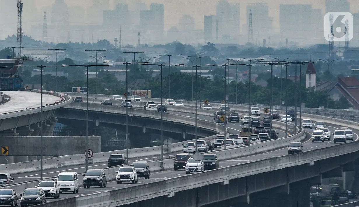 <p>Arus kendaraan saat melintas di ruas Tol Layang Jakarta-Cikampek, Bekasi, Jawa Barat, Kamis (30/12/2021). Sebanyak 143.660 kendaraan tercatat meninggalkan Jakarta lewat empat gerbang tol (GT) utama, antara lain Cikampek Utama, Kalihurip Utama, Ciawi, dan Cikupa. (merdeka/com/Iqbal S Nugroho)</p>