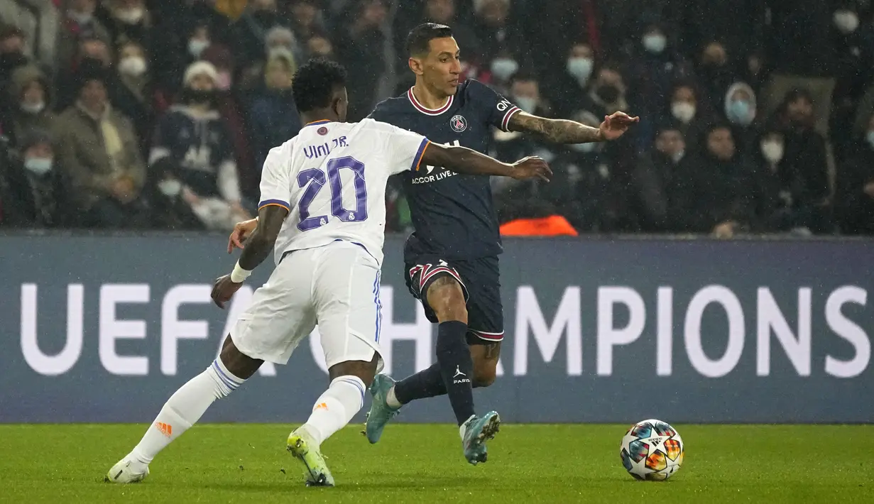 Gelandang Paris Saint Germain (PSG) Angel Di Maria berebut bola dengan penyerang Real Madrid Vinicius Junior pada leg pertama babak 16 besar Liga Champions di Stadion Parc des Princes, Rabu dini hari WIB (16/2/2022). PSG susah payah kalahkan Real Madrid 1-0. (AP Photo/Michel Euler)