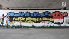 Petugas PPSU Kelurahan Pondok Bambu menyelesaikan pembuatan mural bertemakan 'Kemerdekaan Indonesia' di Jalan Kolonel Sugiono, Jakarta, Selasa (13/8/2019). Mural dalam rangka menyambut Hari Kemerdekaan pada 17 Agustus itu sekaligus mempercantik jalanan Ibu Kota. (merdeka.com/Iqbal S Nugroho)