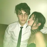 Kendall Jenner tertangkap berciuman dengan adik dari Bella dan Gigi Hadid, Anwar Hadid. (instagram/kendalljenner)