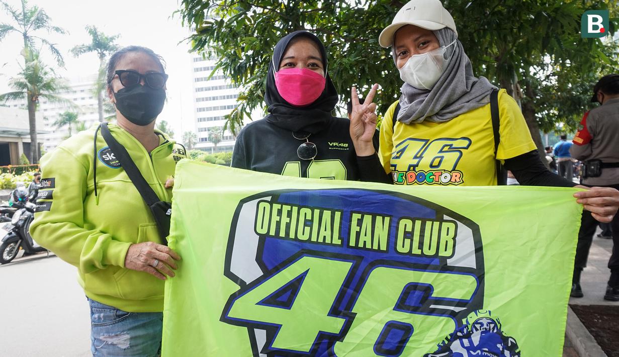 Tiga orang fans Valentino Rossi di depan Hotel Kempinski usai parade pembalap MotoGP, Moto2, Moto3, ATC, dan klub motor dari Istana Merdeka hingga Hotel Kempinski di Bundaran HI Jakarta Pusat, Rabu (16/03/2022). (Bola.com/Bagaskara Lazuardi)