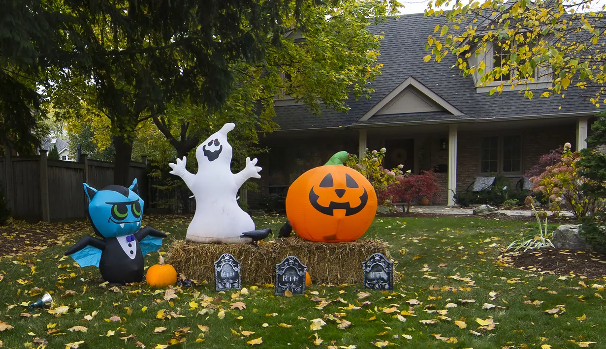 Berbagai dekorasi Halloween terlihat di depan sebuah rumah di Mississauga, Ontario, Kanada, pada 29 Oktober 2020. Warga Ontario mulai berbelanja dekorasi dan menghias rumah mereka untuk menyambut Halloween. (Xinhua/Zou Zheng)