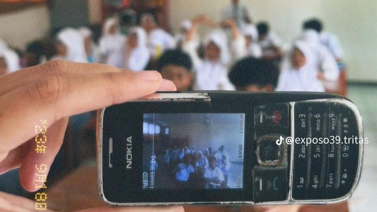 Beginilah point of view jika dilihat dari layar HP jadul Pak Maman, guru Sejarah di SMAN 3 Tasikmalaya. Meski layarnya kecil dan hasilnya tidak sebagus handphone model baru, Pak Maman tetap mengabadikan foto murid-muridnya.