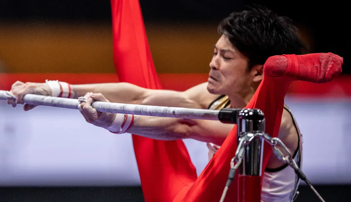 File foto pada 24 Oktober 2021, pesenam Jepang Kohei Uchimura bertanding di nomor palang mendatar pada final alat perorangan putra Kejuaraan Dunia Senam Artistik di Gimnasium Kota Kitakyushu. Uchimura memenangi setiap gelar dunia dan Olimpiade all-around dari 2009 hingga 2016. (Philip FONG/AFP)