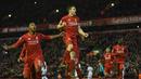 Pemain Liverpool, James Milner (tengah) merayakan gol bersama rekan-rekannya pada lanjutan Liga Premier Inggris di Stadion Anfiled, Senin (30/11/2015) dini hari WIB. (AFP Photo/Paul Ellis)