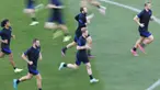 Para pemain Belanda mengikuti sesi latihan di Stadion Ferenc Puskas, Budapest, Hungaria, Sabtu (26/6/2021). Belanda akan menghadapi Republik Ceko pada pertandingan babak 16 besar Euro 2020. (AP Photo/Laszlo Balogh, Pool)
