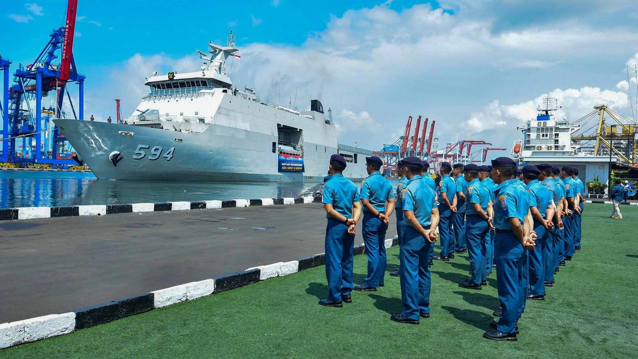 FOTO: Menko IPK Lepas KRI Semarang Kirim Bantuan ke Wilayah Bencana Sumatera