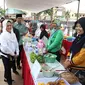 Presiden Joko Widodo bersama Ibu Negara Iriana menemui ibu-ibu penerima program Membina Keluarga Sejahtera (Mekaar) di Garut, Jawa Barat, Jumat (18/1). Jokowi meminta penerima program Mekaar semangat menjalankan roda bisnis. (Liputan6.com/Angga Yuniar)