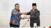 Bupati Penajam Paser Utara (PPU) Mudyat Noor (kiri) dan Menteri PPN/Kepala Bappenas Rachmat Pambudy (Istimewa)