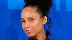 Wajah Alicia Keys tampak polos tanpa make up saat menghadiri ajang MTV Video Music Awards 2016 di New York, Minggu (28/8). Belakangan, penyanyi 35 tahun ini memang memilih untuk tampil tanpa makeup dalam acara apapun. (REUTERS/Eduardo Munoz)