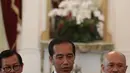 Presiden Joko Widodo (Jokowi) memberikan keterangan seusai bertemu CEO Bukalapak Achmad Zaky di Istana Merdeka, Sabtu (16/2). Dalam kesempatan itu Jokowi meminta seluruh pihak untuk menghentikan gerakan uninstall Bukalapak.com. (Liputan6.com/Angga Yuniar)