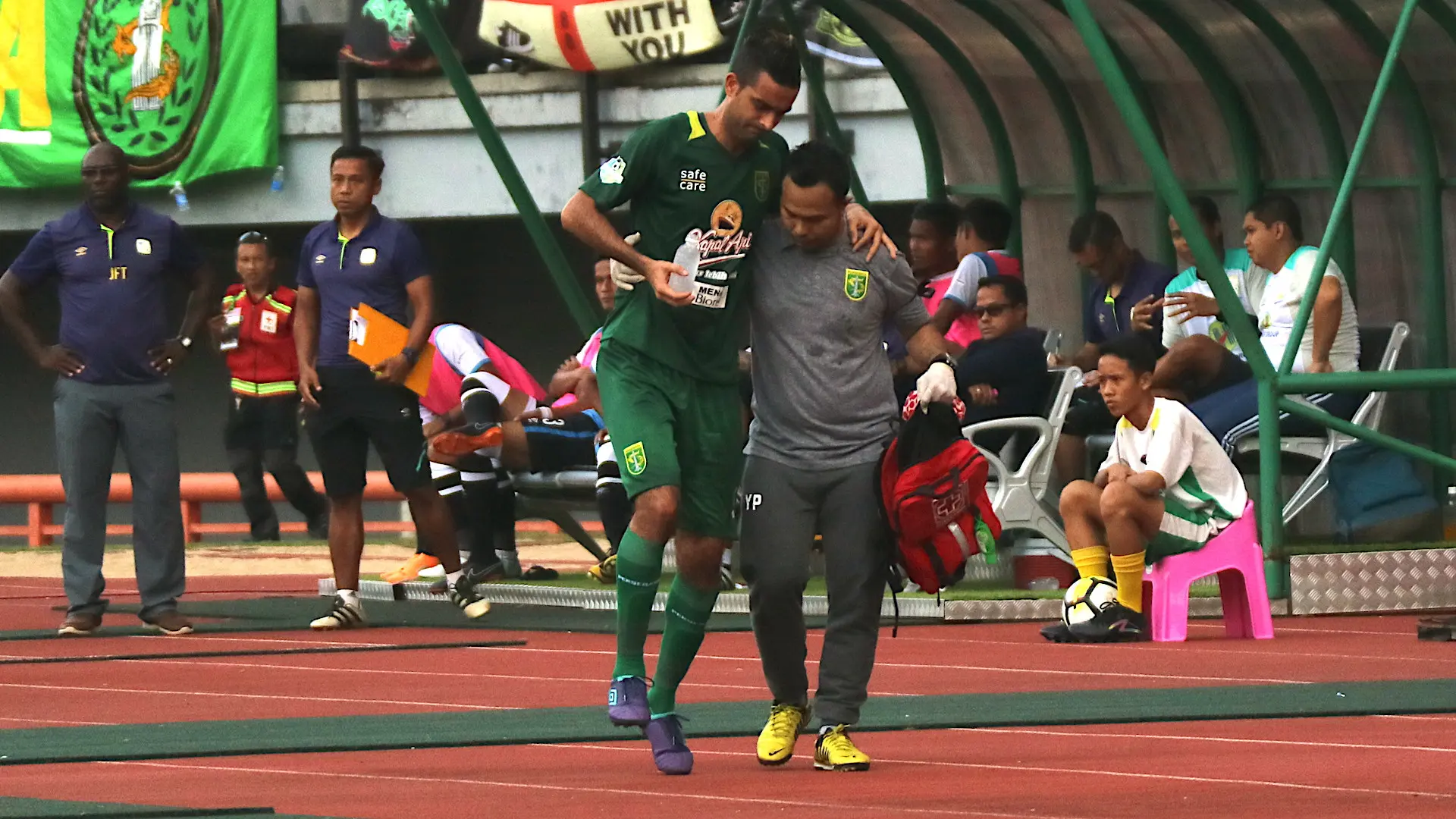 Bek Persebaya Surabaya, Otavio Dutra, mengalami cedera saat timnya kalah 1-2 dari Barito Putera pada laga pekan ketiga Gojek Liga 1 bersama Bukalapak, Minggu (8/4/2018). (Bola.com/Aditya Wany)
