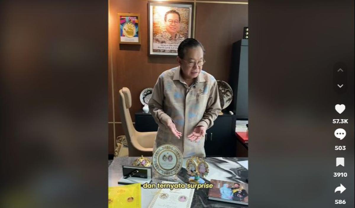 "Baru saja saya membuka souvenir yang saya terima dalam pernikahan Pangeran Mateen dari Brunei Darussalam," ujar Gandi mengeluarkan semua isi souvenir yang didapatnya.