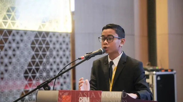 Kenzio Muhammad Raharjo, pelajar berusia 12 tahun, berhasil meraih penghargaan Best Delegate atau penghargaan tertinggi dalam Asia World Model United Nations (AWMUN) di Kuala Lumpur, Malaysia. (Liputan6.com)