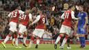 Para pemain Arsenal merayakan gol yang dicetak Alexandre Lacazette ke gawang Leicester  pada laga Premier League di Stadion Emirates, London, Jumat (11/8/2017). Arsenal menang 4-3 atas Leicester. (AP/Alastair Grant)