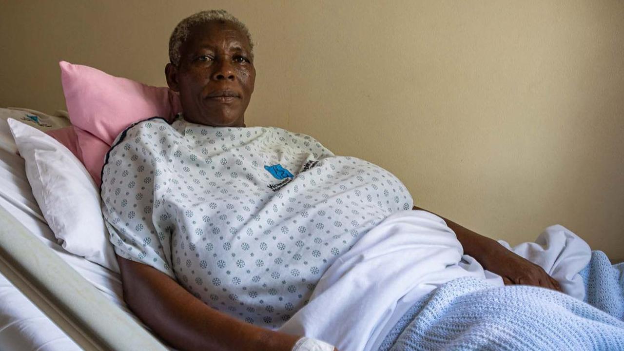Safina Namukwaya, seorang perempuan Uganda berusia 70 tahun, menjadi wanita tertua di Benua Afria yang melahirkan bayi kembar. Dia melahirkan bayinya di sebuah rumah sakit di Kampala, Uganda pada 29 November 2023 lalu.&nbsp;