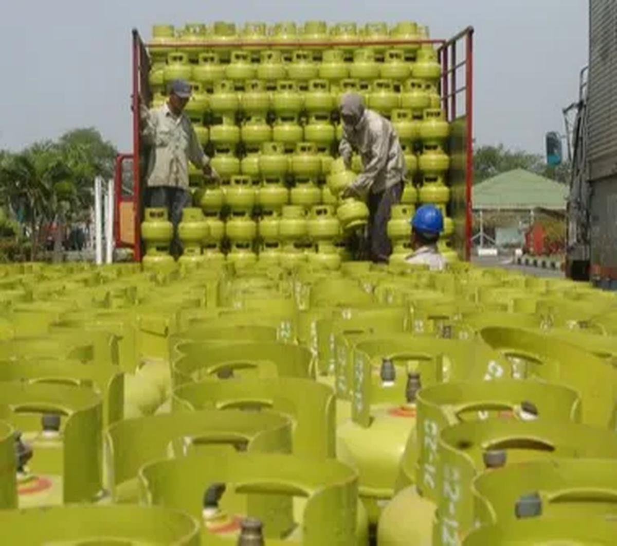 Bupati Banyuwangi Ipuk Fiestiandani meminta Aparatur Sipil Negara (ASN) dan warga mampu tidak menggunakan elpiji 3 kilogram bersubsidi untuk memasak di rumah maupun untuk usaha. Pasalnya, gas elpiji bersubsidi tersebut bukan diperuntukkan bagi mereka.