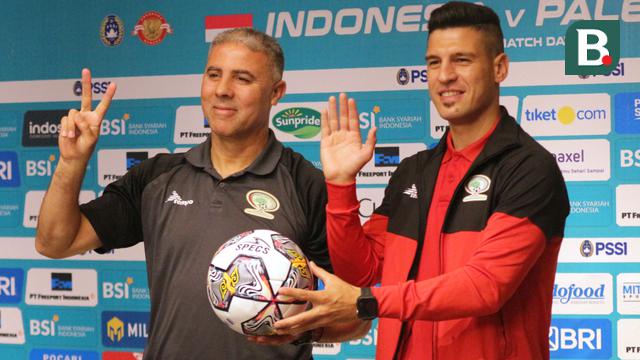 Pelatih Palestina, Makram Daboub (Kiri)