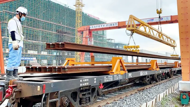 Pengangkutan rel Kereta Cepat oleh KAI dari Stasiun Cilacap menuju Stasiun Rancaekek, Kab. Bandung, Sabtu (3/4/2021).