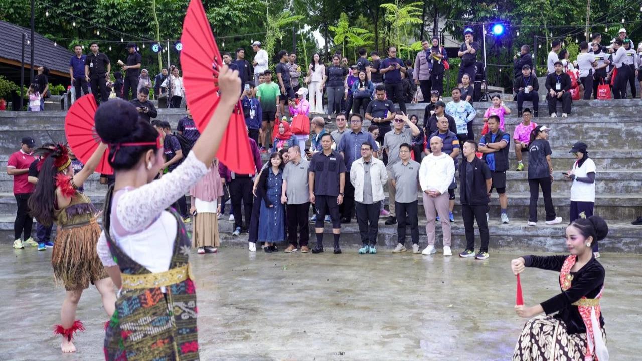 Menko IPK Agus Harimurti Yudhoyono (AHY) bersama Menteri Ekraf Teuku Riefky Harsya menghadiri Atas Langit Festival: Grand Opening, Ceremony Fun Run & Creative Experience di Sentul