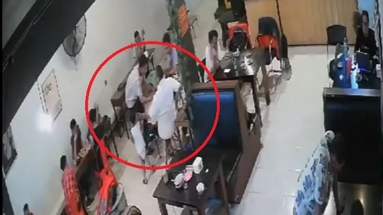 Ayah korban, Agung menjelaskan tempat kejadian perkara merupakan warkop miliknya. Saat itu, ada dua pelanggannya bermain catur.