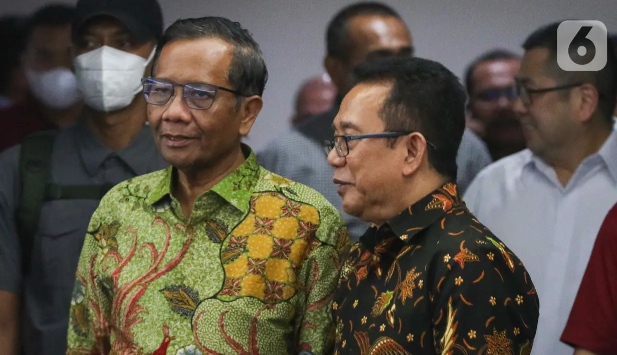 Kedatangan Mahfud MD disambut hangat Pdt Gomar Gultom, yang telah menunggu di lobby Graha Oikoumene bersama para pengurus PGI lainnya. (Liputan6.com/Herman Zakharia)