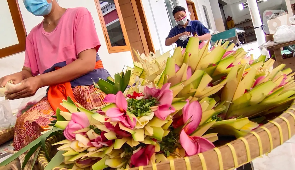 Umat Hindu menyiapkan persembahan di Pura Kerta Jaya, Kota Tangerang, Banten, Selasa (15/9/2020). Persiapan tersebut dilakukan jelang Hari Raya Galungan yang jatuh pada 16 September 2020. (Liputan6.com/Angga Yuniar)