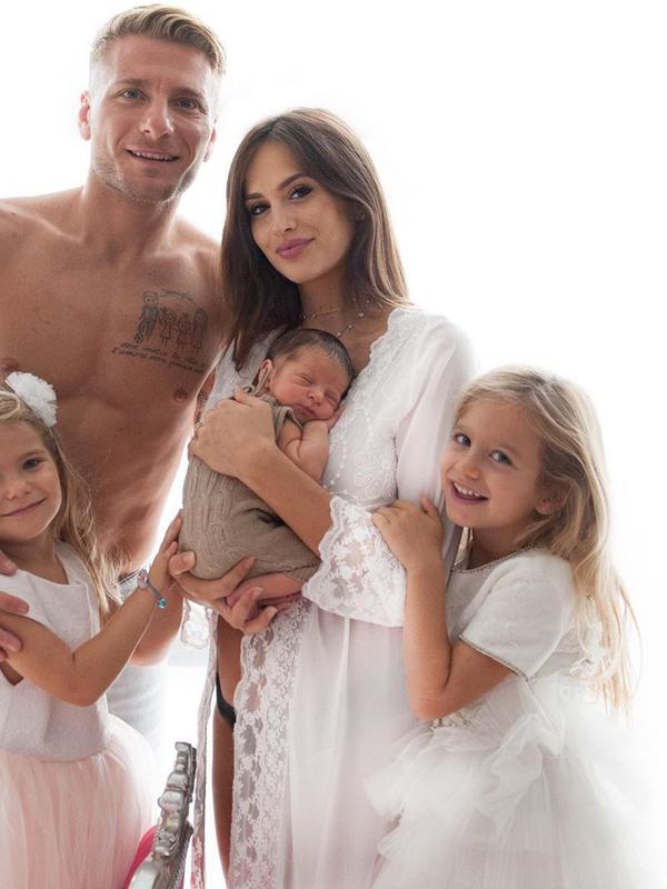 Ciro Immboile dan Jessica Melena bersama ketiga anaknya. (foto: https://www.instagram.com/jessicamelena)