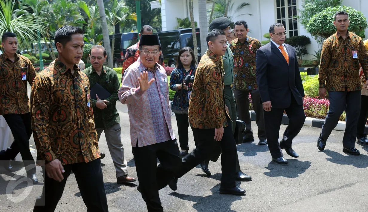 Wapres Jusuf Kalla melambaikan tangan usai menutup musabaqoh hafalan Al Quran dan Hadits di Istana Wakil Presiden, Jakarta, Kamis (21/4/2016). 150 peserta dari 25 negara mengikuti acara yang digelar di Masjid Istiqlal. (Liputan6.com/Helmi Fithriansyah)