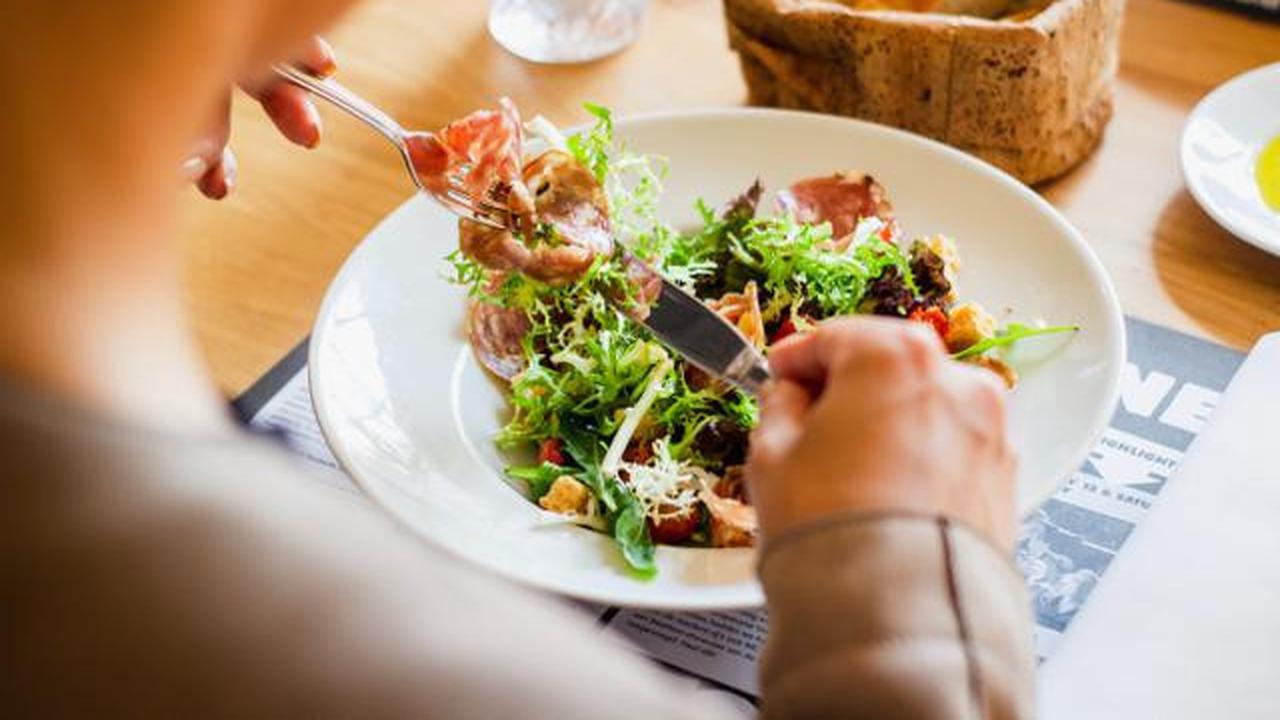 ilustrasi diet makan sayur