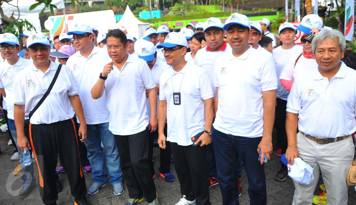 Pimpinan dan jajarannya siap untuk mengikuti lari sehat memperingati ke-70 Hari Bakti Postel, Jakarta, Minggu (8/11/2015). Acara ini digelar Kemkominfo untuk mengenang jasa para pahlawan telekomunikasi Indonesia. (Liputan6.com/Faisal R Syam) 