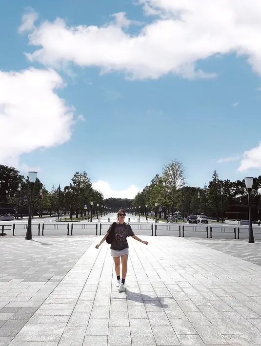 Di foto pertama, Raisa pilih outfit skena dengan nuansa monokrom saat tiba di Jepang [@raisa6690]