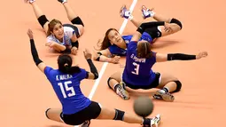 Para pevoli Thailand terlihat berebut bola saat melawan Korea Selatan pada babak final kualifikasi Voli putri untuk Olimpiade Rio de Janeiro 2016 di Tokyo, (21/5/2016). (AFP/Toru Yamanaka)