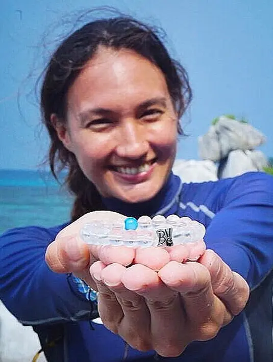 Menyelam merupakan hal yang sangat disukainya.  Memakai diving suit, Nadine yang hadir tanpa make up ini menata rambutnya dengan kepang satu rendah.  (Instagram/nadinelist)