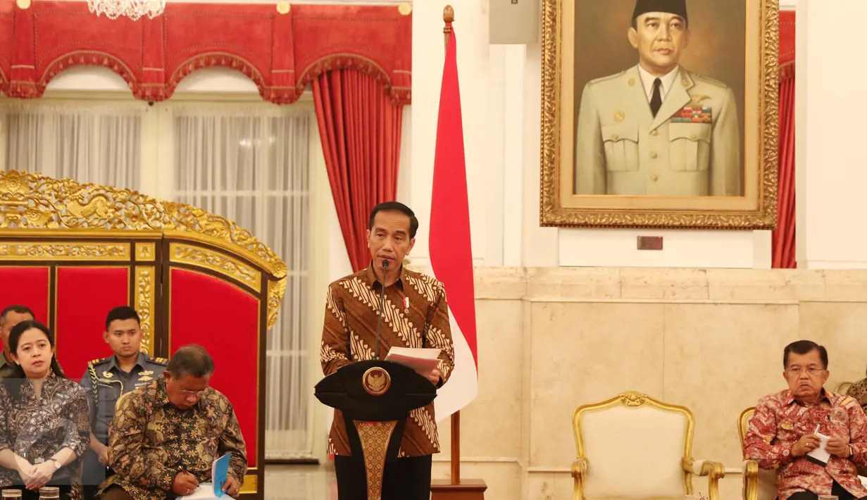 Presiden Joko Widodo (Jokowi) menggelar Sidang Kabinet Paripurna di Istana Negara, Jakarta Pusat, Rabu (15/3). Sidang Kabinet membahas kapasitas fiskal (resource envelopes) dan pagu indikatif RAPBN tahun anggaran 2018. (Liputan6.com/Angga Yuniar)